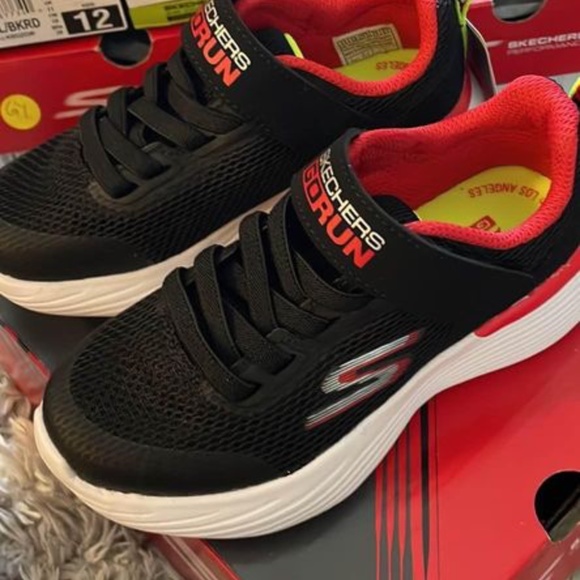 BRAND NEW boy skechers go run black velcro shoes size 11 / 12 / 13 washable - Picture 5 of 7
